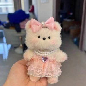 Mèo lông xù mặc váy công chúa